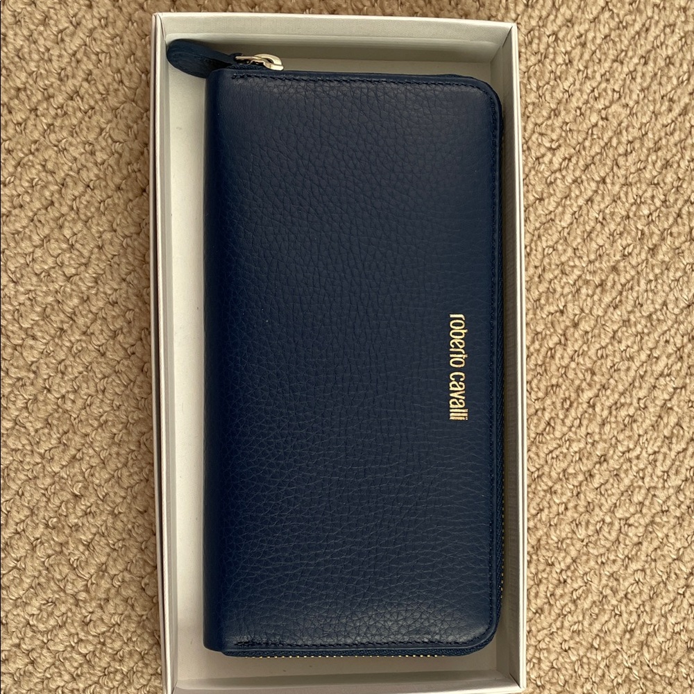 Roberto Cavalli navy zip wallet, NIB
Lovely gift at a great price!